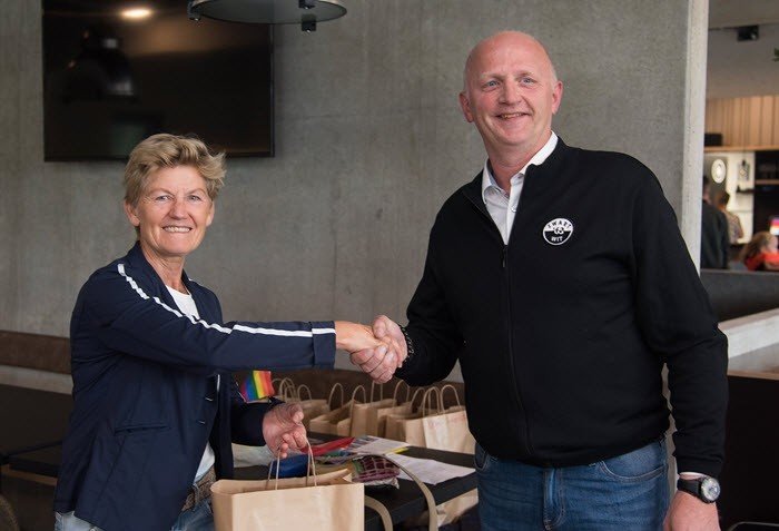Regenboogpakket overhandigd aan sportverenigingen 1