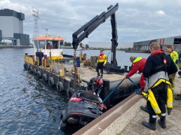 Auto te water geraakt op de Lorentzkade in Harderwijk