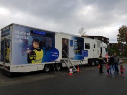 In gesprek met de politie in het Mobiel Media Lab