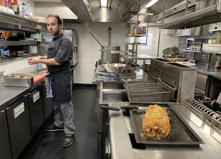 Kevin_in_de_keuken_Restaurant_de_Admiraal.jpg