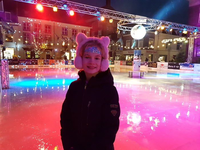 IJsprinses Loïsanne opent ijsbaan Harderwijk