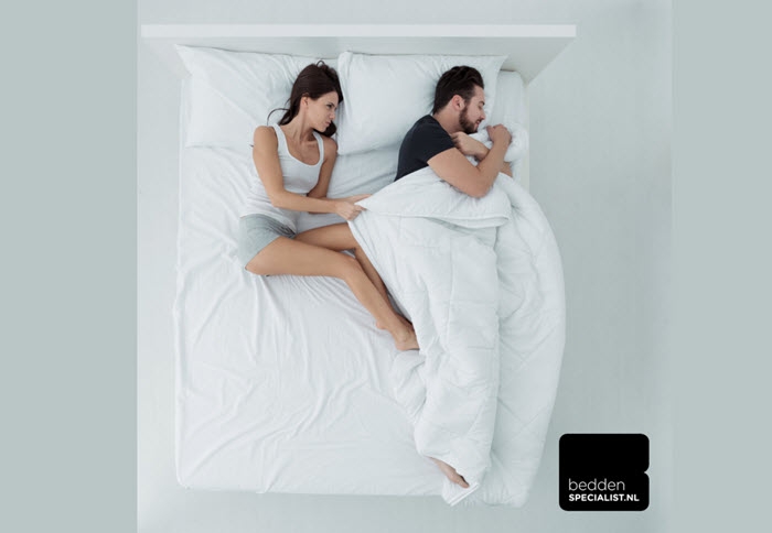 Een van de meest voorkomende ergernissen in bed is toch wel de strijd om de dekens