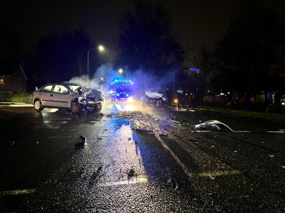 Twee gewonden bij zware crash kruising Stadwei -  Stedenmeen in Harderwijk