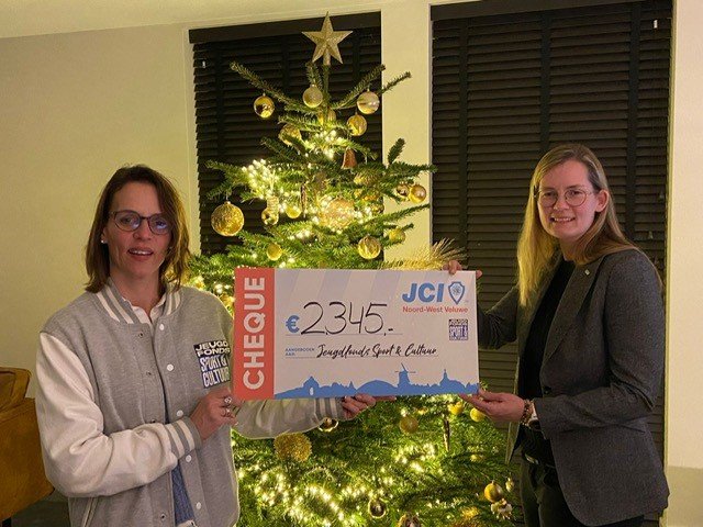 JCI overhandigd waarde cheque aan goede doel - Harderwijkse Zaken