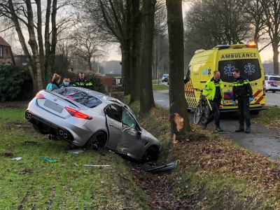 Proefrit met dure auto eindigt tegen een boom in Hulshorst