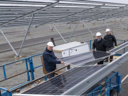 Eerste zonnepanelen Zonnepark Harderwijk gelegd