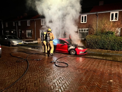 Auto uitgebrand in de Zeestraat, mogelijk aangestoken