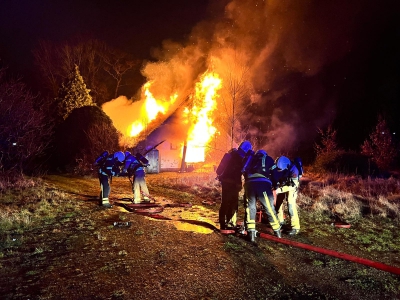 Uitslaande brand in leegstaande boerderij in Ermelo