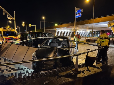 Eenzijdig ongeval op de N302; auto blijft steken op talud boven fietstunnel