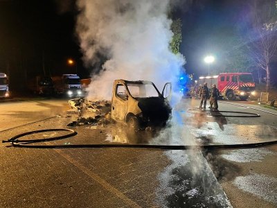 Vrachtwagen volledig uitgebrand langs de A28 bij Hulshorst