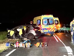 Frontale botsing tussen twee auto's op de Knardijk/Zeewolderdijk