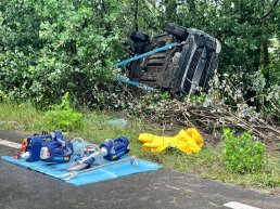 Auto belandt in de bosjes naast de N302