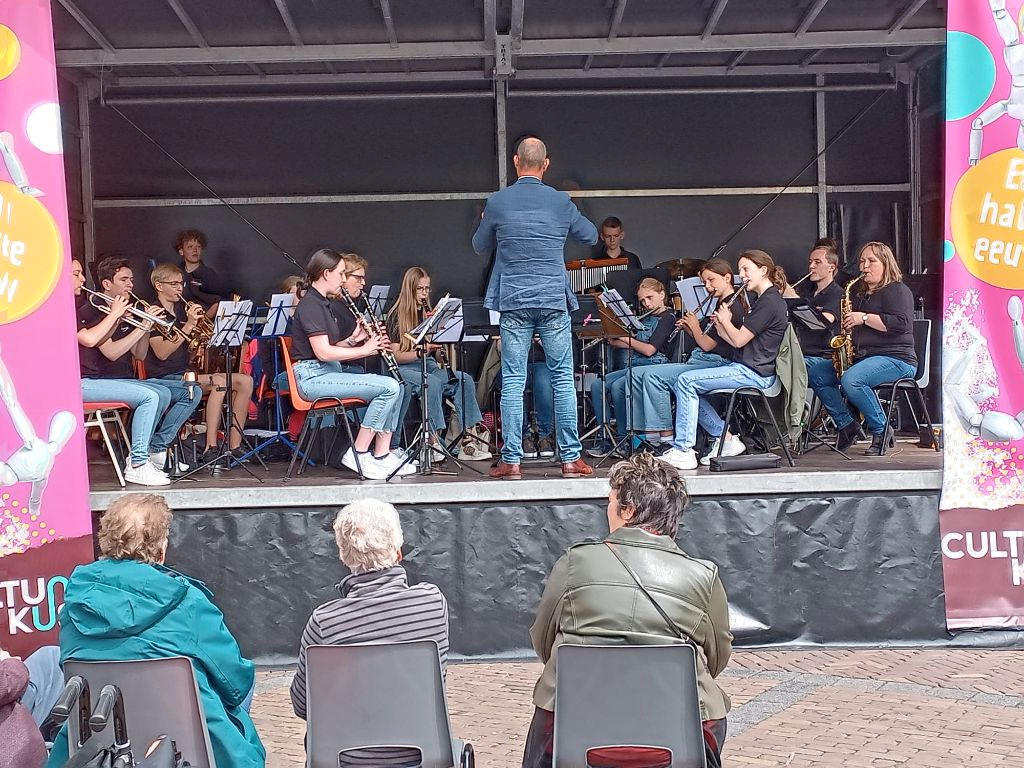 Jeugdorkest Stedelijke Harmonie Harderwijk gaat naar muziek- en zangfestival op Schiermonnikoog