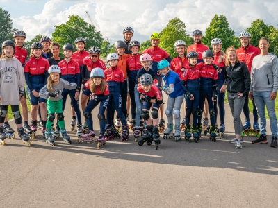 Leden van schaats- en skeelervereniging Viking dankzij drie nieuwe sponsors in het nieuw