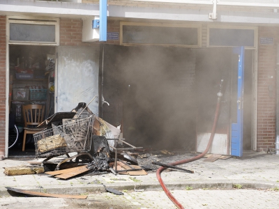 Grote brand in kelderboxen onderin flatgebouw in Harderwijk