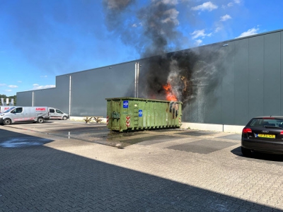 Containerbrand op terrein van Hamu Automaterialen in Harderwijk