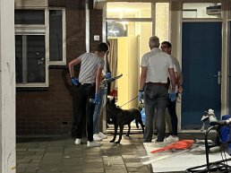 Arrestatieteam van de politie doet instap in een woning aan de Marsdiep in Harderwijk