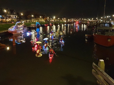 Traditionele lichttoer met kano's door de haven in Harderwijk