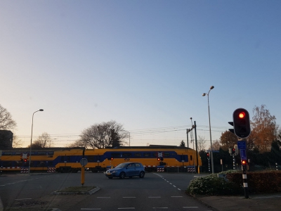 Harderwijk trekt bij NS aan noodrem: langere reistijden en files op A28 door schrappen spits-sprinters