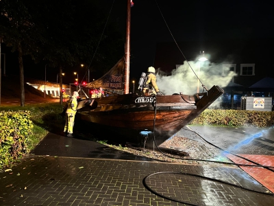 Boot HK59 bij Palingrokerij en Vishandel Dries van den Berg mogelijk in brand gestoken