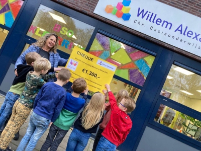 Christelijke Daltonschool Willem Alexander reikt cheque uit aan Stichting Mensen in Nood 0341 