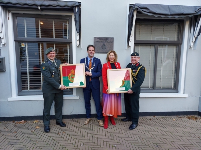 Burgemeesters van Harderwijk en Nunspeet ontvangen Canadese regimentsvlag