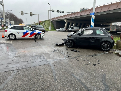 Botsing tussen twee auto's op de N302 in Harderwijk