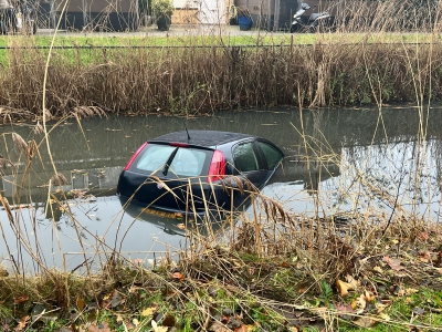 Auto belandt in het water