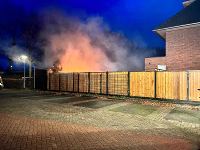 Brand in achtertuin van een woning op de Belcantodreef