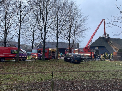 Schoorsteenbrand in een boerderij met rieten kap op de Zuiderzeestraatweg in Hierden