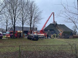 Schoorsteenbrand in een boerderij met rieten kap op de Zuiderzeestraatweg in Hierden