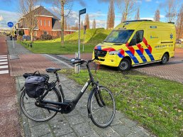 Botsing tussen een auto en een fietser op de Ariadreef in Harderwijk