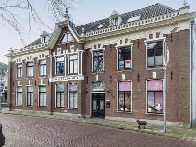 Raamstickers benadrukken rijke geschiedenis Burger Weeshuis in Harderwijk
