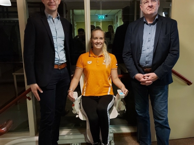 Paralympisch zwemster Lisa Kruger opent traplift bij Schietvereniging Willem Tell in Harderwijk
