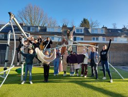 Wethouder Enklaar geeft startschot voor Textiel Race 2023