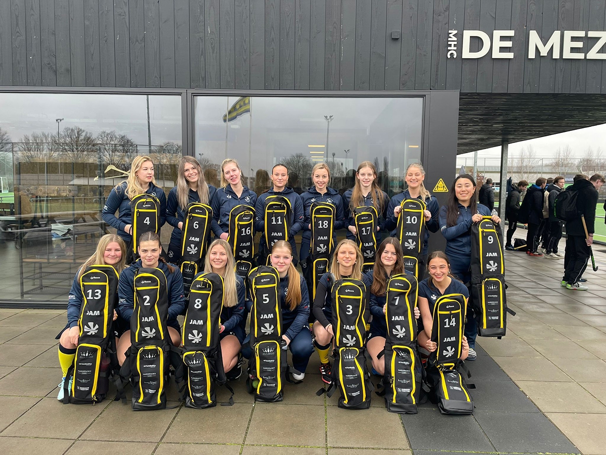 Hockeydames vallen op in nieuwe outfits: ‘Wij zijn géén kak!’