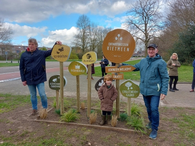 Nieuwe entreeborden voor Ontmoetingstuin de Rietmeen