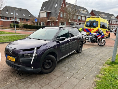 Botsing tussen een auto en een scooter op de Musicaldreef in Harderwijk