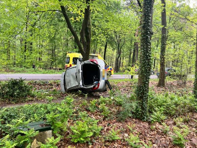 Ongeval op de N302 in Harderwijk, auto raakt in de berm en komt tot stilstand tegen een boom