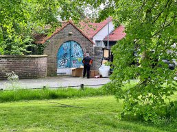 Deel van de Stationslaan afgezet, grote hoeveelheid vuurwerk in woning gevonden