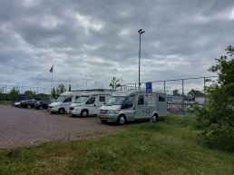 Parkeren van campers, caravans, of aanhangwagens op de openbare weg