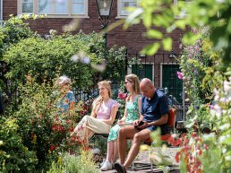 Programma Gluren bij de Buren bekend: 35 tuinen veranderen in tijdelijke theaters in Harderwijk