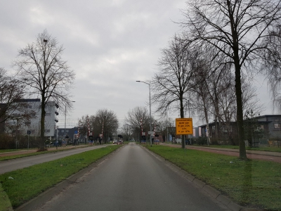 Verkeerscontrole bij de spoorwegovergang Hoofdweg in Harderwijk