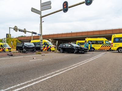 Botsing tussen twee auto's op de Knardijk Oost in Harderwijk