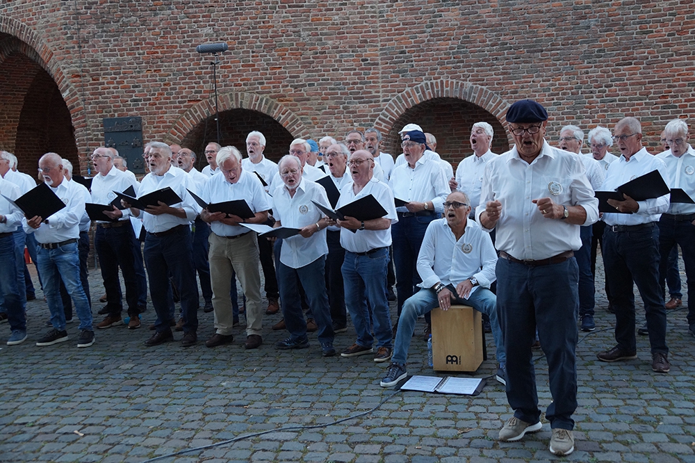 Jubilerend koor stralend de zomer in