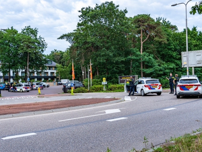 Politie met kogelwerende vesten aanwezig op parkeerplaats van der Valk Hotel in Harderwijk
