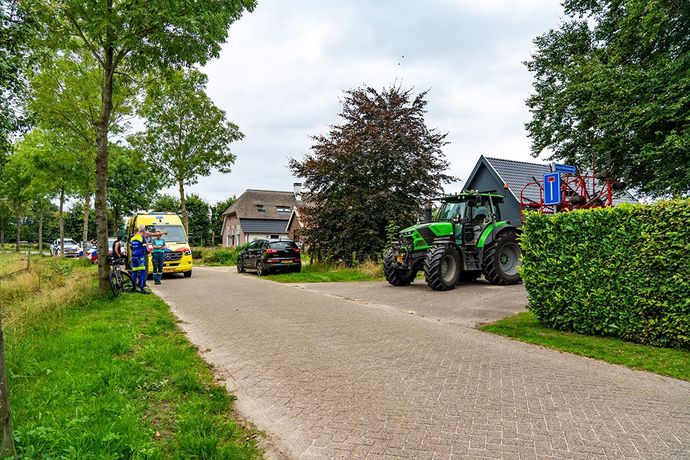 Wielrenner aangereden door trekker op de Lageweg in Hierden