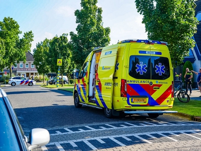 Oudere vrouw op de fiets komt hard ten val op de Krommekamp in Harderwijk