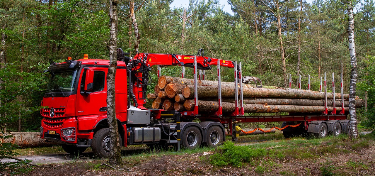 Beelen Transport en Houthandel onderweg met alleskunner AROCS 6x4