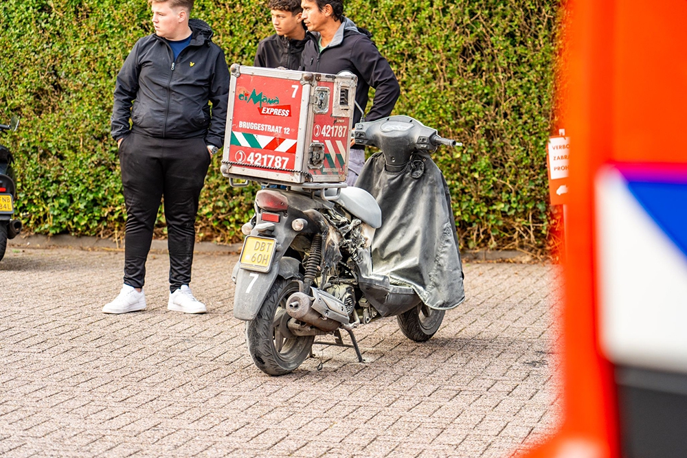 Scooter vliegt spontaan in brand bij een tankstation